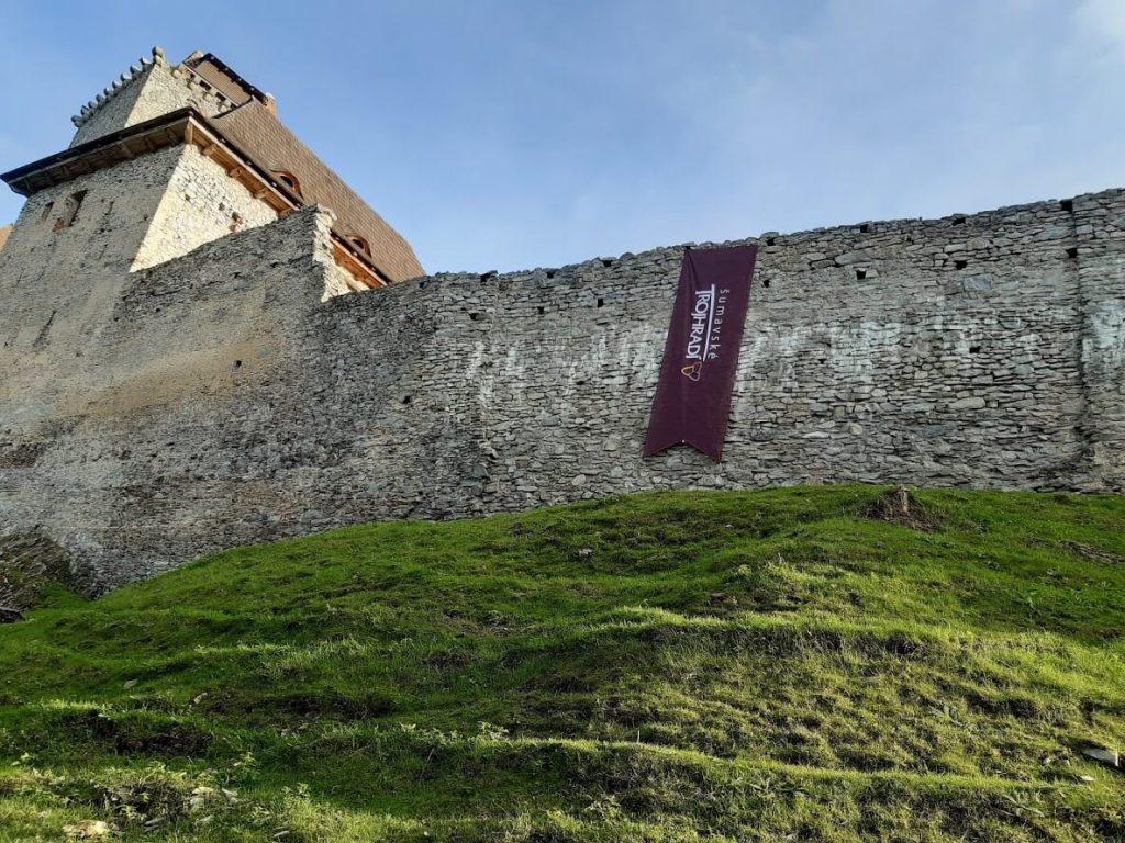 Trojhradí hrad Kašperk s vlajkou